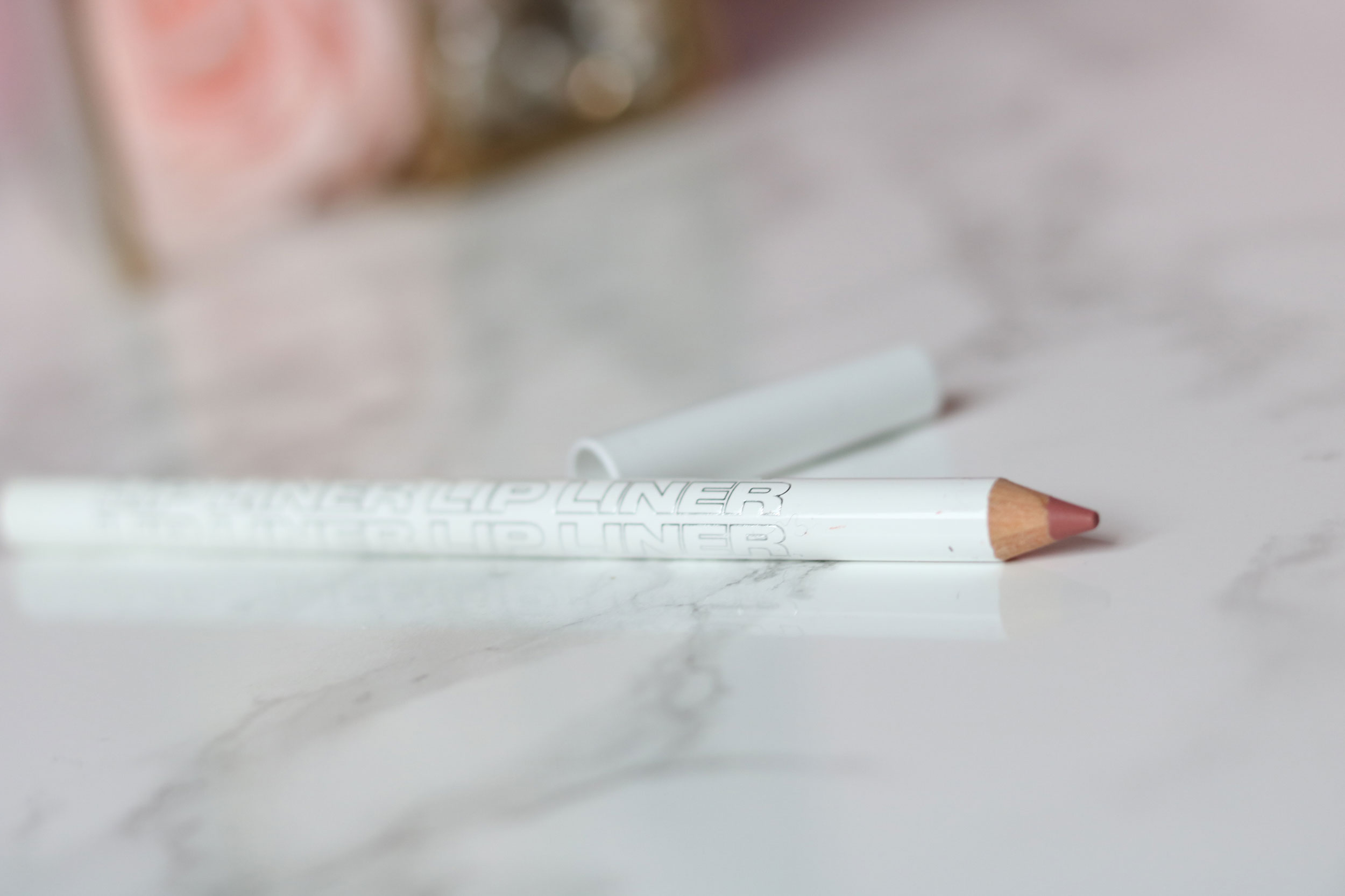 By BEAUTYBAY lip liner swatch en review