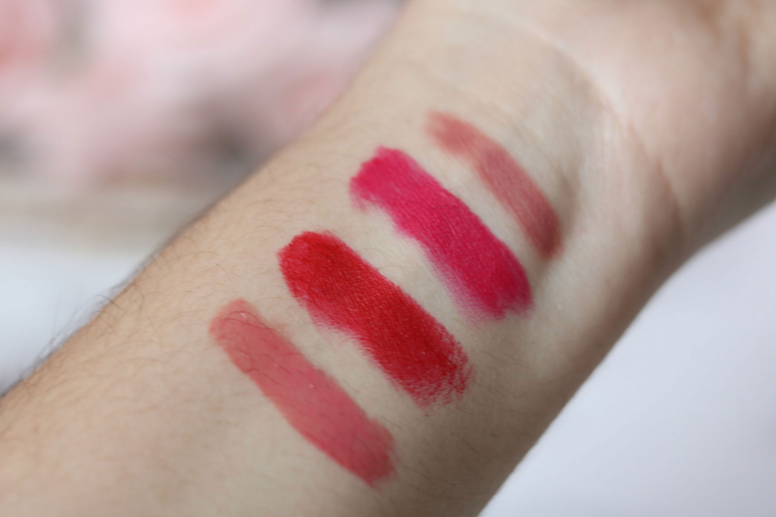 By BEAUTYBAY lip gloss in petal swatch en review
