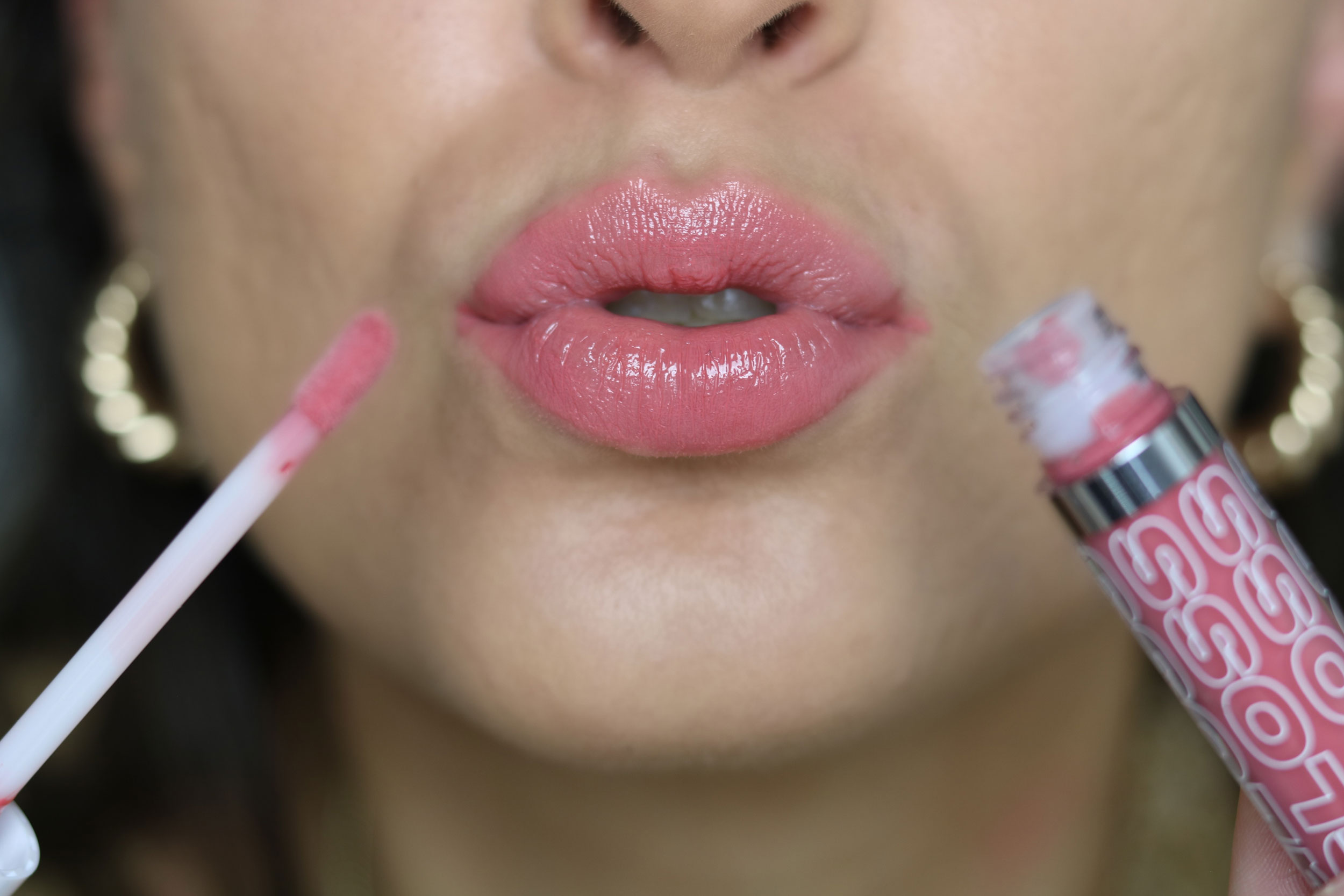By BEAUTYBAY lip gloss in petal swatch en review