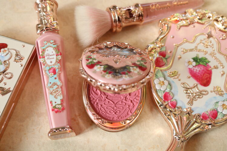 Review Flower Knows Strawberry Rococo Collectie