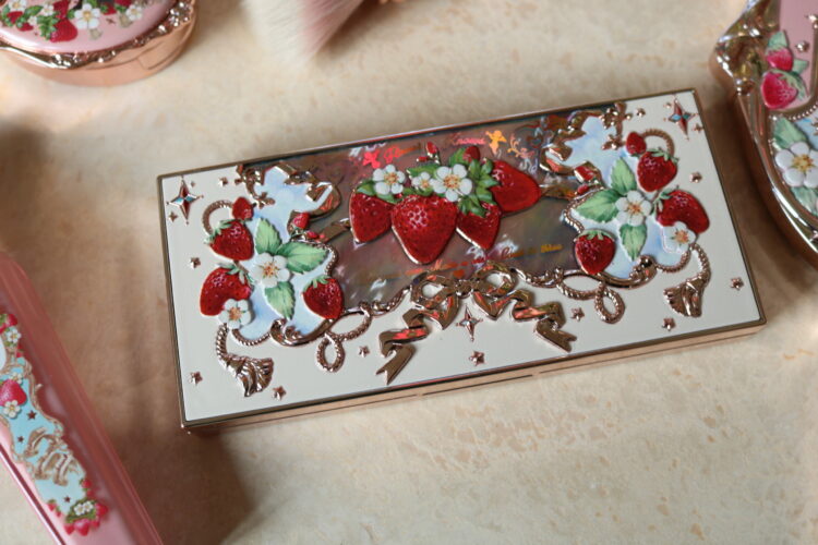 Review Flower Knows Strawberry Rococo Eyeshadow Palette