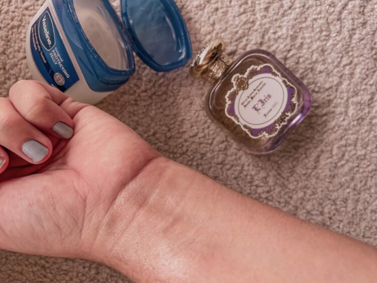 Zorgt Vaseline onder je parfum dat de geur langer op je huid blijft hangen? Wij hebben het getest!